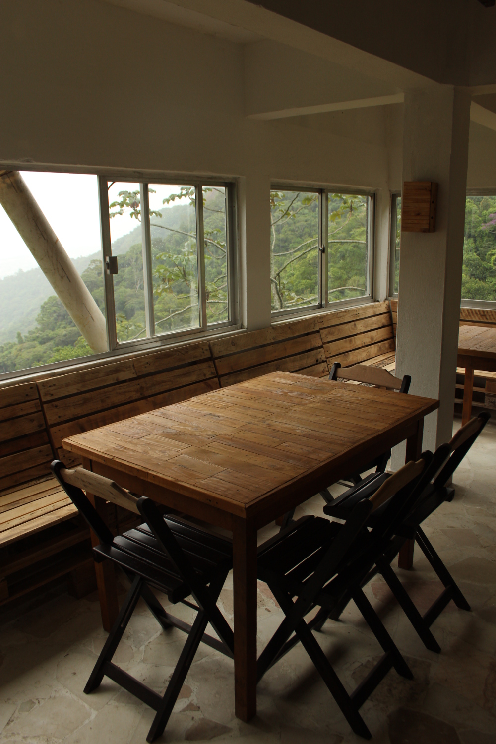 O novo restaurante está quase pronto, com mesas e cadeiras no estilo rústico.