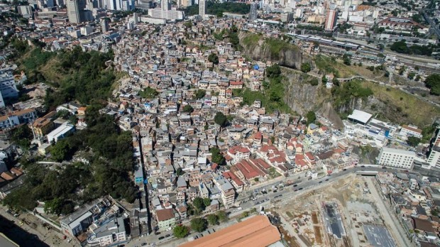 O destino do Morro da Providência, favela 118 anos de idade, no Rio de Janeiro, permanece incerto como os esforços para reconstruir o Porto Maravilha tenham efeito. (A Iniciativa Megacity)
