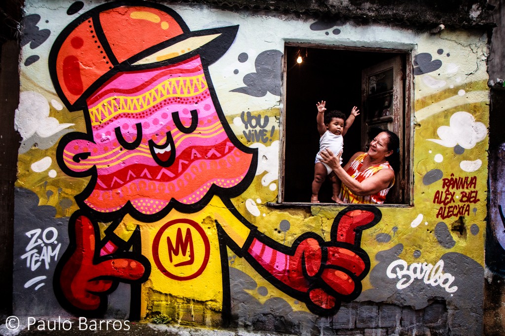 Encontro do Favela 8 - um dos maiores eventos de grafite do mundo, na Vila Operária, Duque de Caxias, que contou com um mutirão com centenas de artistas. Foto por Paulo Barros, 1 de dezembro de 2013.