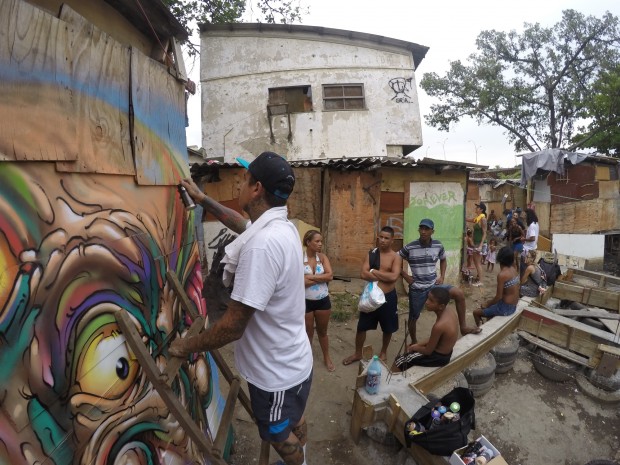 Grafiteiro de Bruno Smoky da favela Brasilândia em São Paulo contribui para a obra de arte na mais nova favela da Maré. Foto por Monara Barreto, 14 de março de 2014.