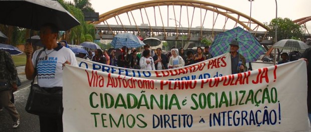 Manifestantes em frente à prefeitura demandam a integração da Vila Autódromo