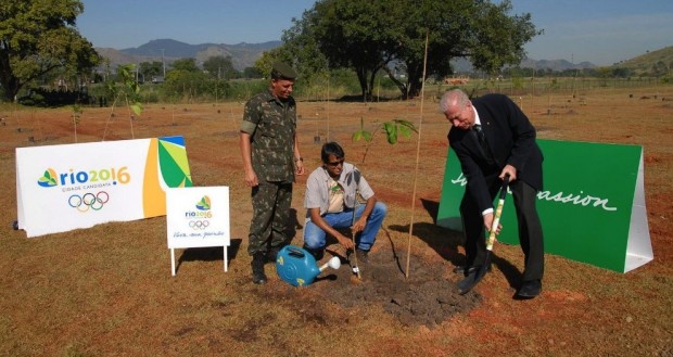 Fábio Starling, gerente de relações institucionais Rio 2016, plantou no Bosque Olímpico, no Dia Mundial do Meio Ambiente em junho de 2009, para demonstrar os compromissos de sustentabilidade do Rio Olímpico.