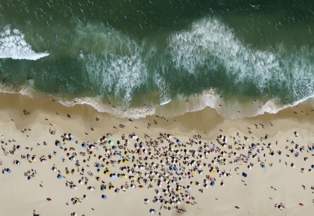 People enjoy the sunny weather at Ipanema beach in Rio de Janeiro, Brazil October 10, 2015. REUTERS/Pawel Kopczynski TPX IMAGES OF THE DAY - RTS3W30
