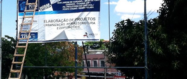 Cartaz que anunciava o Morar Carioca em favelas de Cordovil.