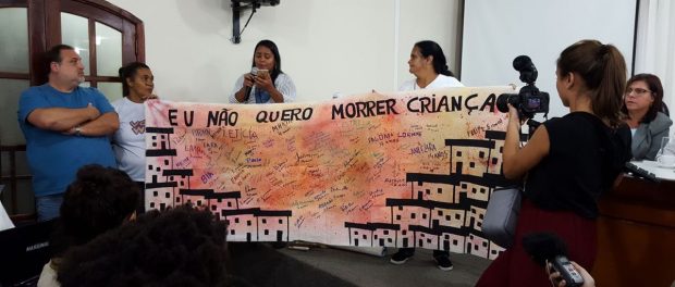 Mariluce mostra trabalho feito pelas crianças do seu projeto social: "Eu não quero morrer criança." Foto de RioRealBlog