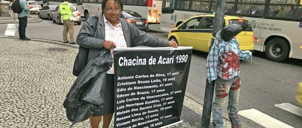 Ana Lúcia, da Rede de Comunidades contra a Violência, marca a chacina de Acari em 1990