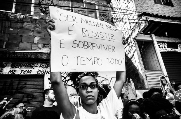 Foto do ato "Marcha Marielle Presente! Hoje e Sempre" na favela da Maré 18/03/2018. Para uma mulher e favelada a sua existência é resistência. Foto: Bárbara Dias/Fotoguerrilha