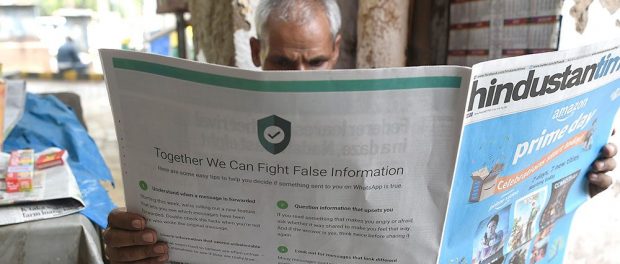 Depois de uma série de assassinatos motivados por informações falsas disseminadas pelo WhatsApp na Índia, a empresa colocou um anúncio de página inteira no jornal para combater notícias falsas. Foto: AFP.
