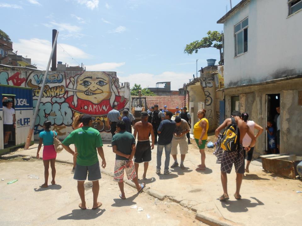 Moradores impedem a demolição da quadra esportiva do Vidigal