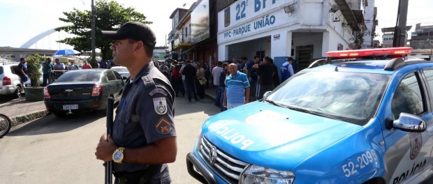 01 de maio de 2015 - Polícia Militar processo de substituição do exército na Maré continuar. Foto por André Gomes de Melo GERJ