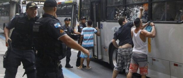 Moradores de Copacabana agridem jovens que estavam num ônibus que seguia para a Zona Norte. Foto: Marcelo Carnaval / Ag. Globo