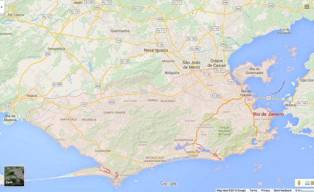 A Baía de Guanabara é a fronteira leste do município do Rio de Janeiro (destacado em vermelho).