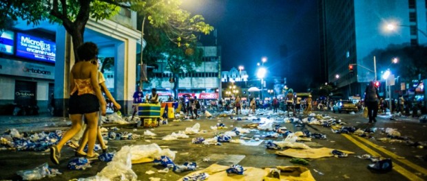 Lixo é um problema no Rio. Toneladas deixado após Carnaval. Foto de Mídia NINJA