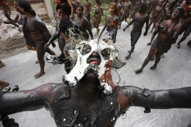 "Bloco de lama" onde as pessoas tradicionalmente usam máscaras de lama, osso preto e fantasias. Foto por Ratão Diniz, 9 de fevereiro de 2013.