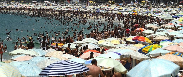 Banhistas combatem calor intenso com banho de mar na praia de Ipanema no último dia de 2014. Foto: Fernando Frazão/ Agência Brasil)