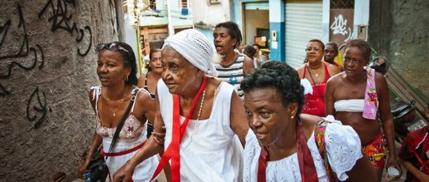 Tia Dorinha, em passeata para São Sebastião - Foto Léo Lima