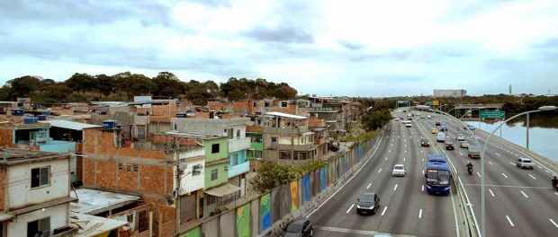 Muro erguido entre a Maré e a Linha Vermelha é chamado de "barreira acústica". Foto: Daniel Marenco/Agência O Globo