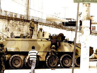 Militares e veículos montam guarda numa das entradas do Complexo da Maré. Fonte: Antonio Scorza/Agência O Globo