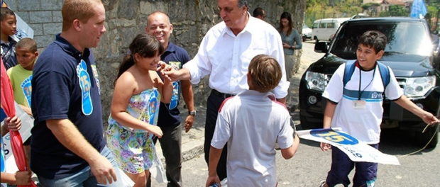 Pezão visita comunidade de Santo Amaro quando candidato ao governo do Rio em 2014. Foto: Marcio Cassol.