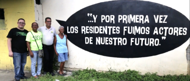 Grafite "...e pela primeira [nós] os moradores fomos atores de nosso futuro", em um muro em uma das 8 comunidades do TTC Caño Martín Peña.
