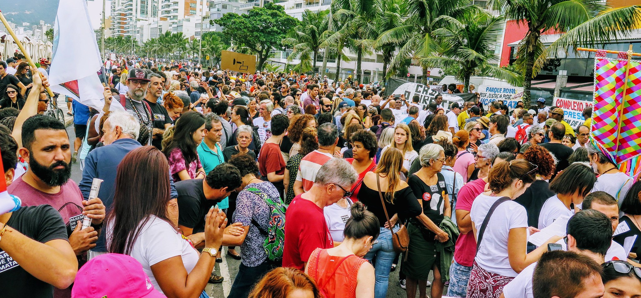 Moradores de favela e do asfalto se reúnem para exigir o fim das políticas de extermínio.