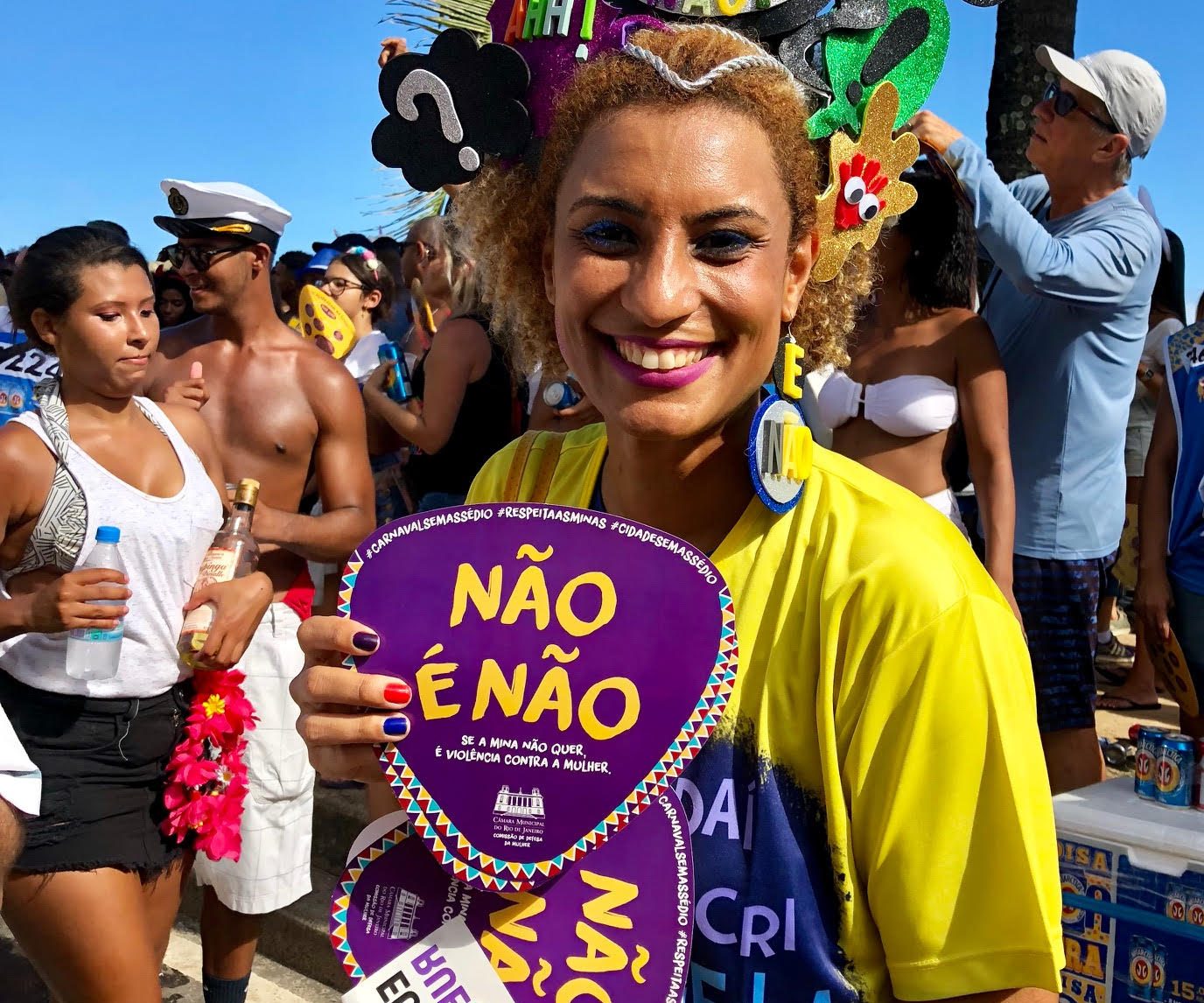 Marielle no Carnaval com um leque, onde se lê "Não é Não!", lema contra o assédio na folia. Foto: Reprodução Facebook Marielle Franco