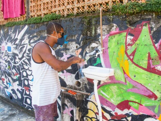 Com falta generalizada e constante de água no Morro da Providência durante a pandemia do coronavírus, movimentos sociais instalaram pias públicas com água e sabão no Morro da Providência para incentivar a lavagem de mãos. Foto: Maurício Hora no Facebook