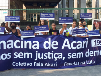 Mães, pais e ativistas de favelas vítimas de violência do Estado seguram placas de rua com os nomes dos 11 jovens desaparecidos na Chacina de Acari.