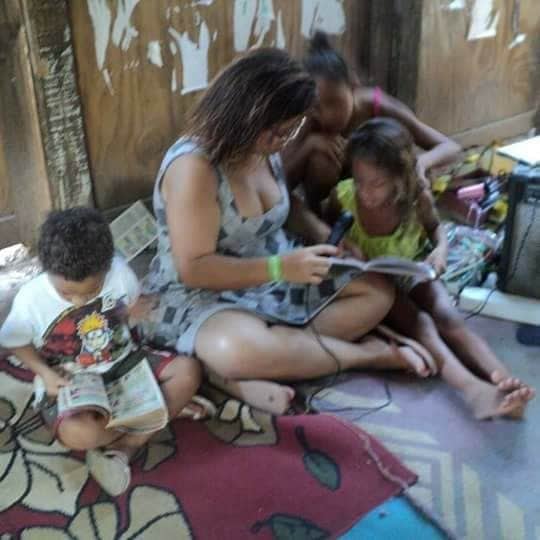 Crianças lendo com durante a pandemia. Foto por: Fabbi.