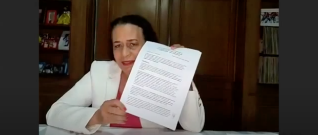 Suêd Haidar mostra carta-compromisso da Rede Favela Sustentável assinada por ela.