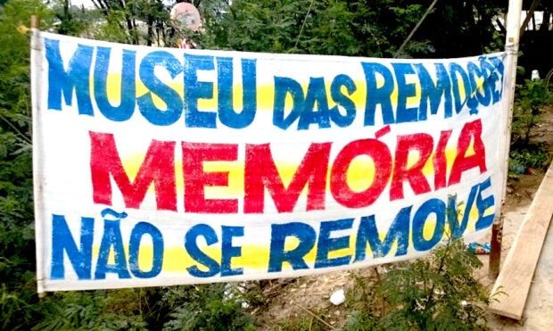 Faixa 'Memória Não Se Remove', no Museu das Remoções, na Vila Autódromo. Faixa 'Memória Não Se Remove', no Museu das Remoções, na Vila Autódromo.