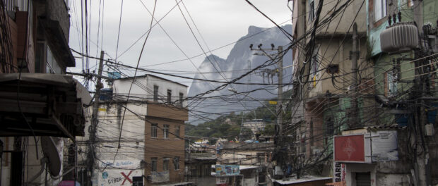 Rede elétrica na Rocinha. Foto por Antoine Horenbeek
