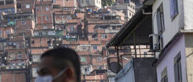 As favelas do Brasil tomam medidas em resposta à pandemia do Coronavírus. Foto por: Ricardo Moraes/Reuters