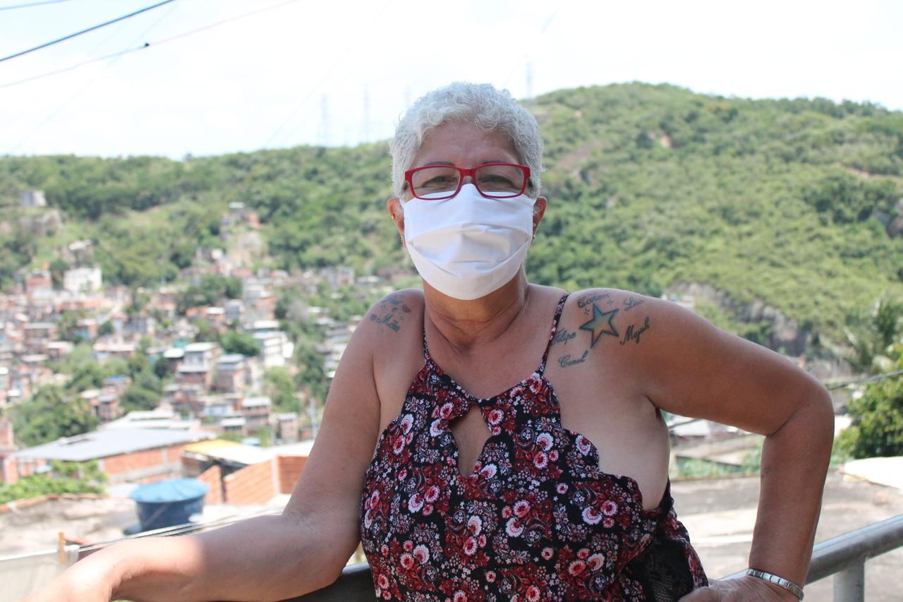 Glóra Alves certifica que mesmo morando em favela, não sofre os mesmos preconceitos que os negros que habitam as comunidades. Foto por Vilma Ribeiro
