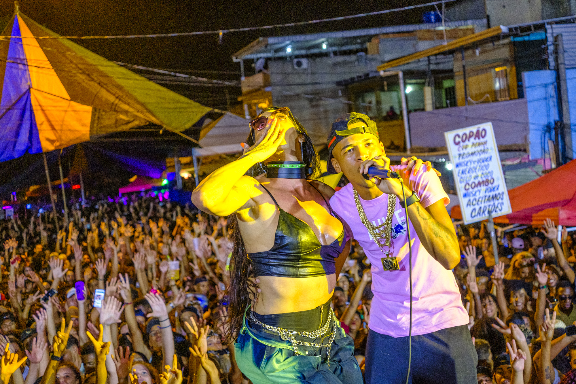 DJ Rennan da Penha e Mulher Pepita na 1ª Parada LGBT+ do Baile da Gaiola na Penha. Screenshot VICE