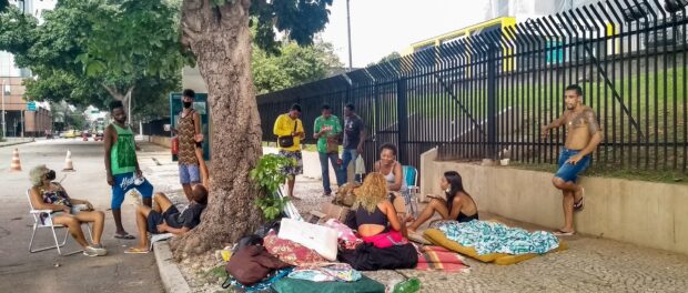 Para cobrar a regularização do benefício, famílias estão acampadas em frente à Prefeitura desde o dia 22 de fevereiro. Foto: Jaqueline Suarez