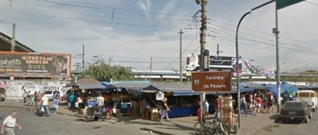 Placa turística da Feirinha da Pavuna colocada pela Prefeitura do Rio de Janeiro. Foto do Google Street View