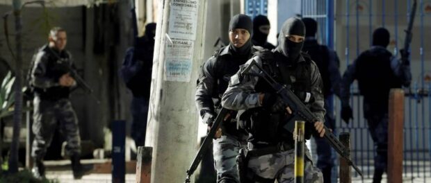 Policias militares durante operação no Complexo da Maré. Foto por: Gabriel de Paiva/Agência O Globo