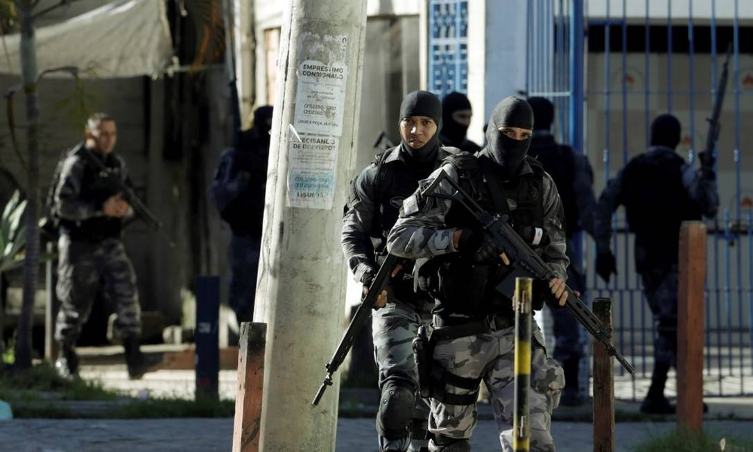 Policias militares durante operação no Complexo da Maré. Foto por: Gabriel de Paiva/Agência O Globo
