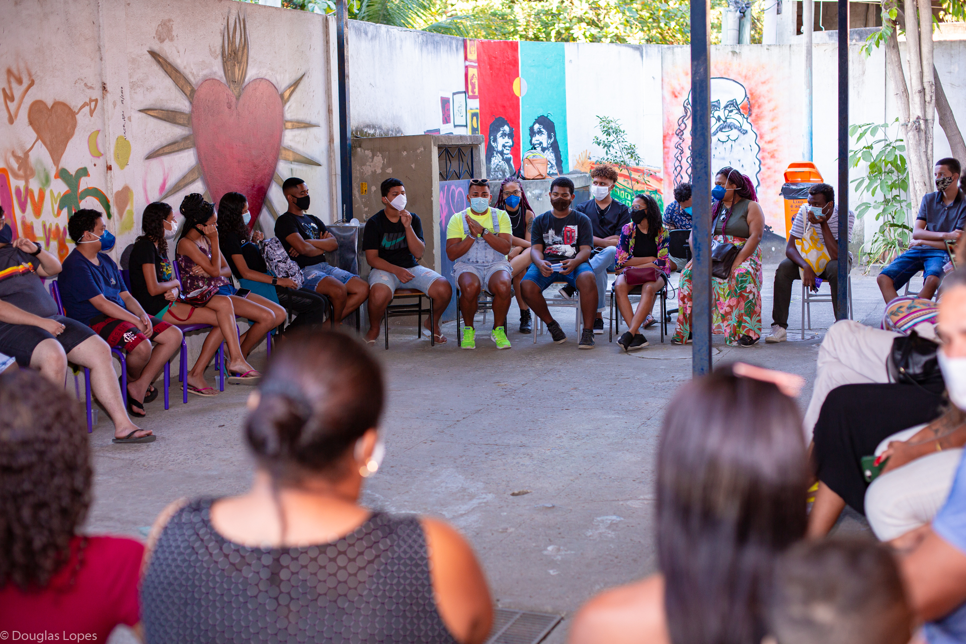 Uma aula da Escola de Letramento Racial da Maré. Foto por: Douglas Lopes