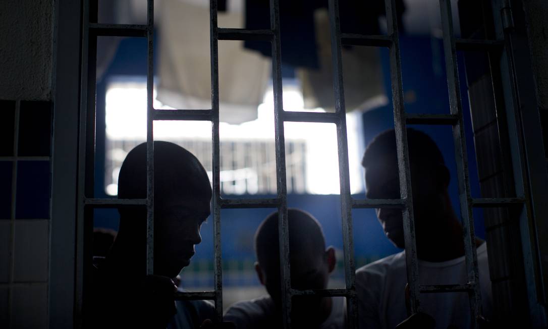 Jovens dentro de uma cela no centro socioeducativo na Ilha. Foto por: Márcia Foletto/Agência O Globo