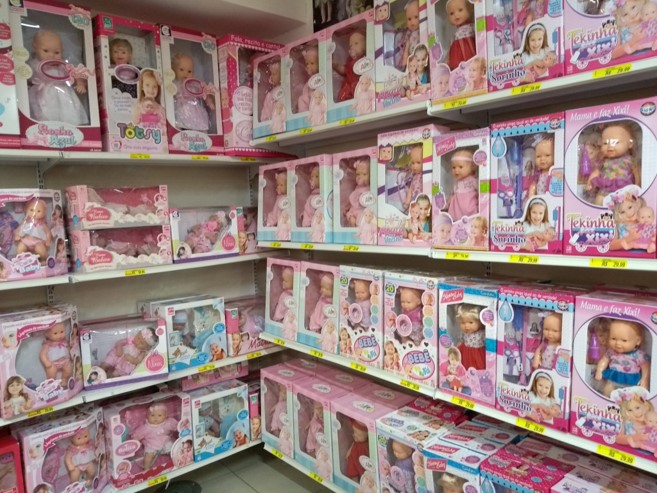 Nas prateleiras das lojas de brinquedo, bonecas brancas ainda são a norma.