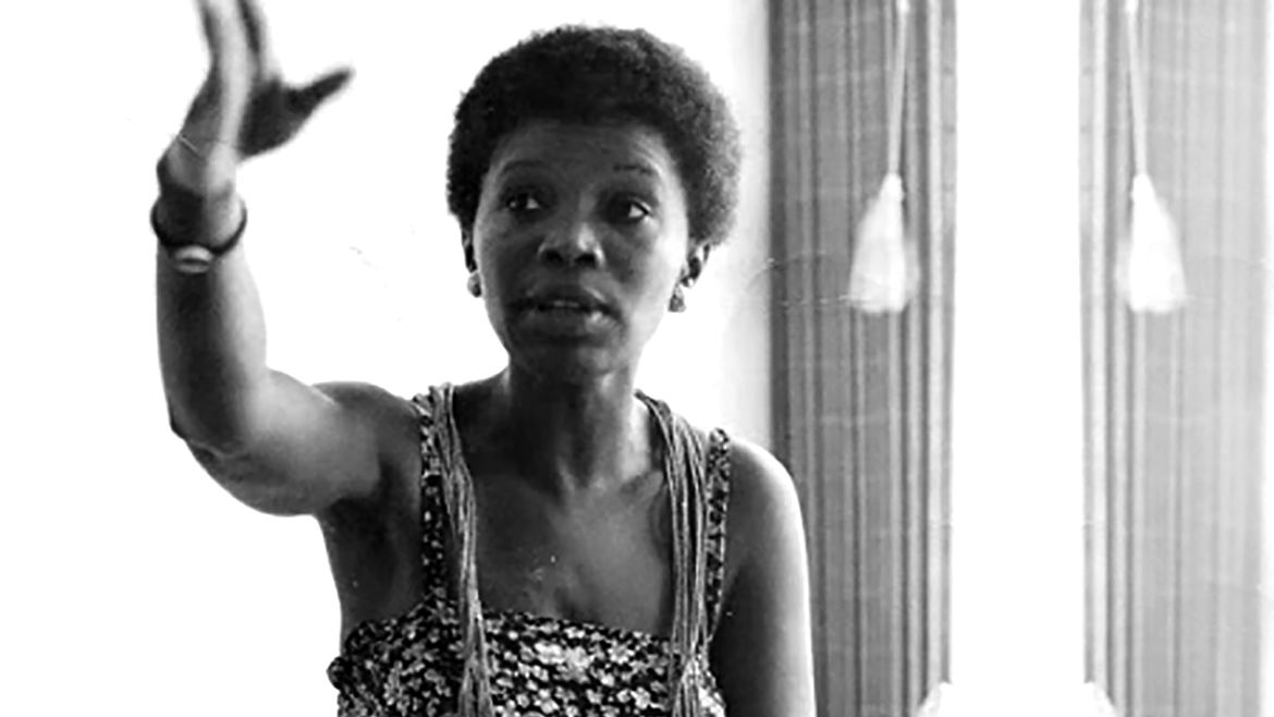 Beatriz Nascimento foi historiadora, professora da UFRJ, roteirista, poeta e ativista pelos direitos humanos de negros e mulheres.
