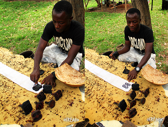 Adinkras são impressos em tecido através de carimbos tradicionais feitos de madeira. Foto de Afreaka
