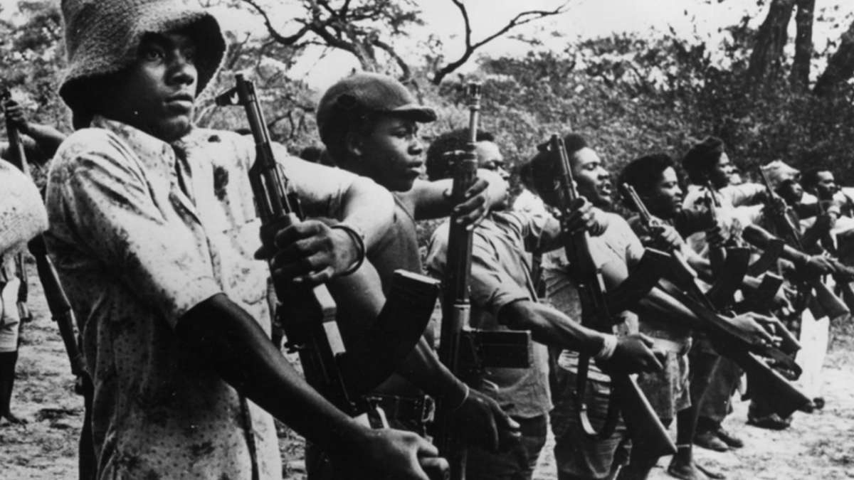Em 1975, o MPLA (Movimento Popular de Libertação de Angola) consegue formar um governo de partido unitário em Angola, consolidando a independência de Angola. Wikimedia commons