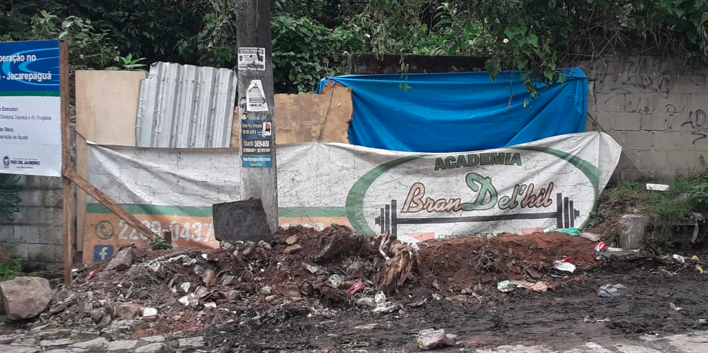 Depois da primeira colisão, um grupo do quilombo se juntou e tapou o buraco com tábuas de madeira e telhas.