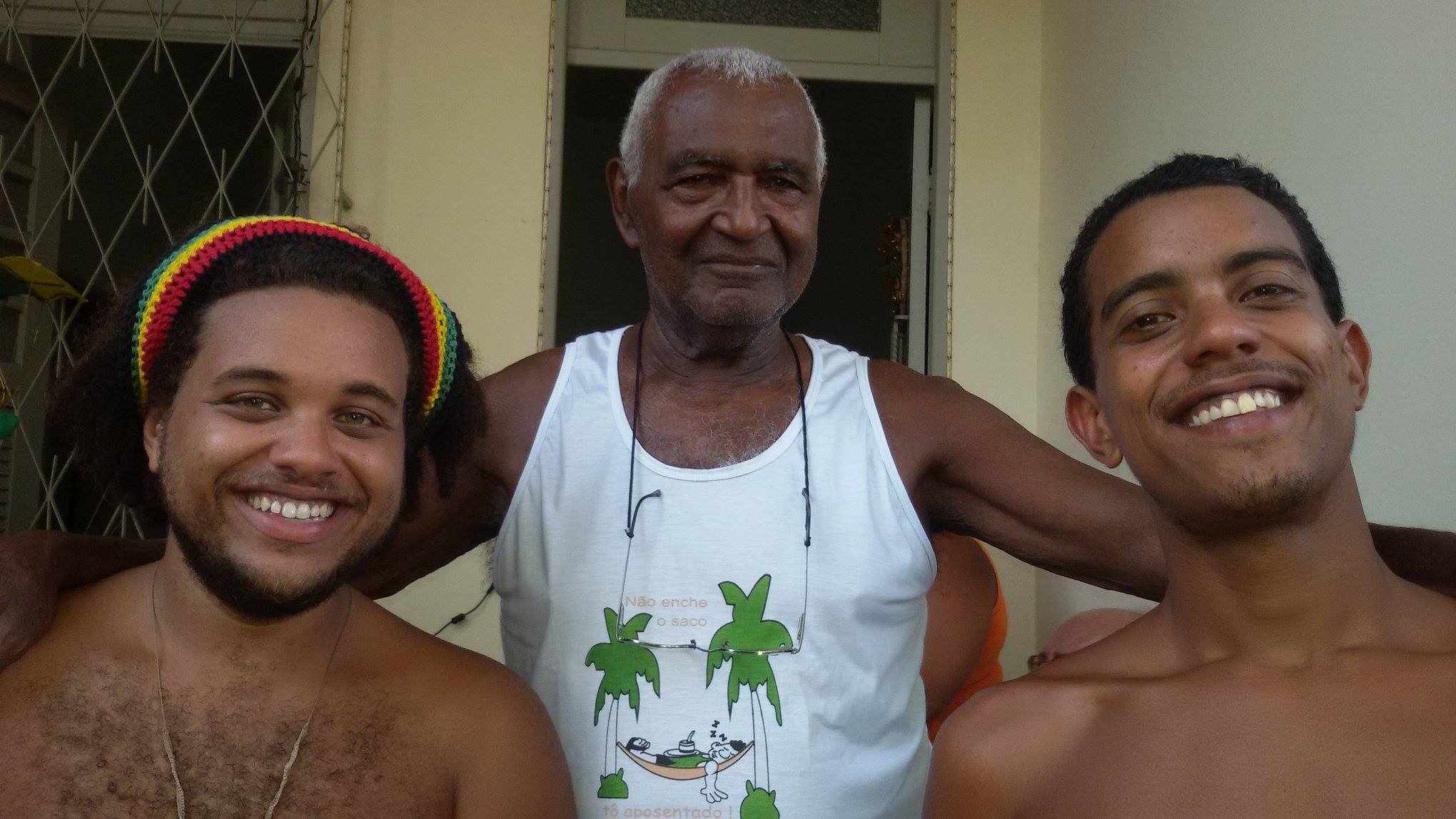 Eu, Julio Santos Filho, meu avô, Sebastião Fonseca dos Santos, e meu irmão, Paulo Henrique Santana de Mendonça Santos, em 2015.