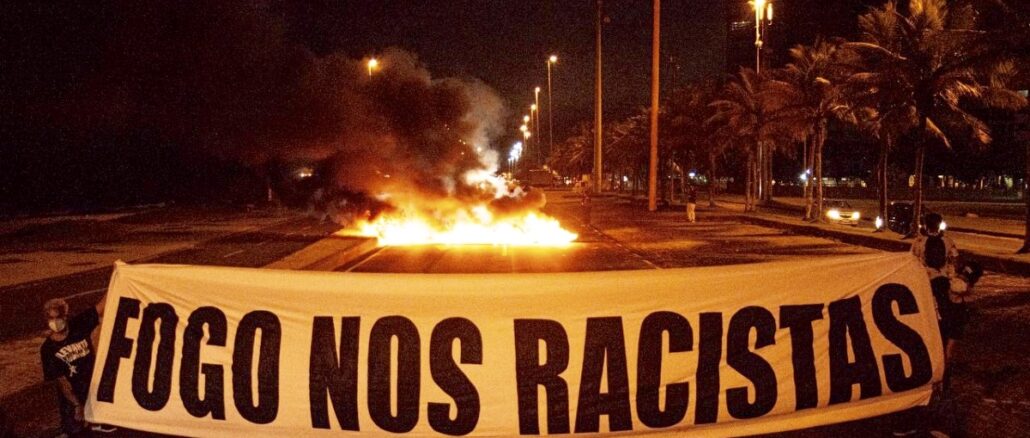 Faixa 'Fogo nos Racistas' em ato em memória de Moïse Kabagambe, organizado pelo Levante Popular da Juventude, na madrugada desta quinta, dia 3 de fevereiro. Foto de Rede Brasil Atual