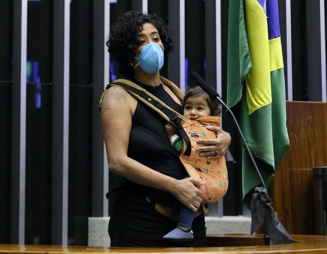 A deputada Talíria Petrone com a filha Moana, discursando no plenário da Câmara sobre a privatização da Eletrobras