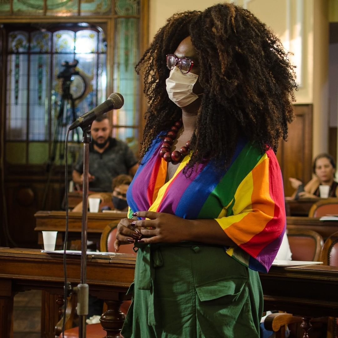 Benny Briolly, vereadora de Niterói, mulher trans negra, sofre transfobia, racismo e intolerância religiosa recorrentemente na Câmara dos Vereadores de Niterói.